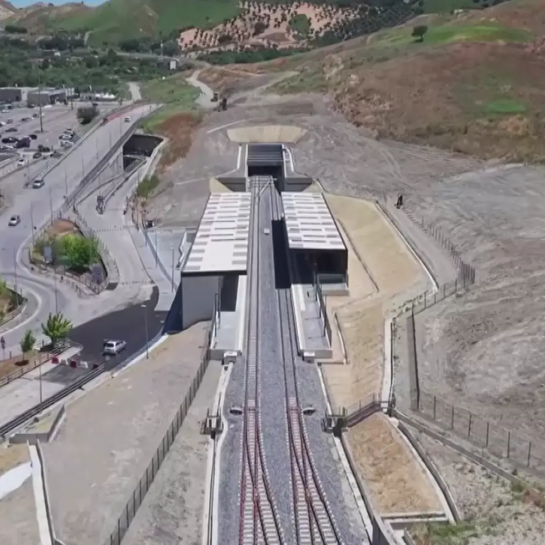 <p>Poche corse e un solo binario: a nove mesi dall’inaugurazione la Metropolitana di Catanzaro arranca ancora</p>