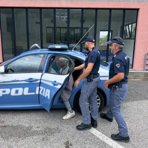Straniero senza fissa dimora disturba e allarma il Centro storico: Polizia lo blocca