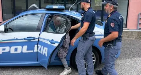 Straniero senza fissa dimora disturba e allarma il Centro storico: Polizia lo blocca