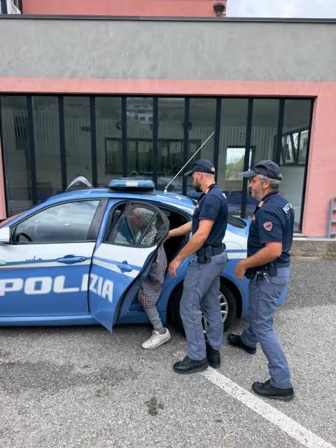 Straniero senza fissa dimora disturba e allarma il Centro storico: Polizia lo blocca