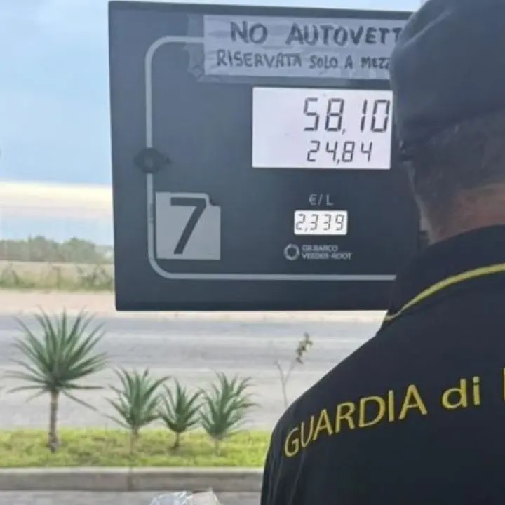 <p>Gasolio annacquato a un distributore di Crotone, sequestrati 13mila litri di carburante e gestore denunciato</p>