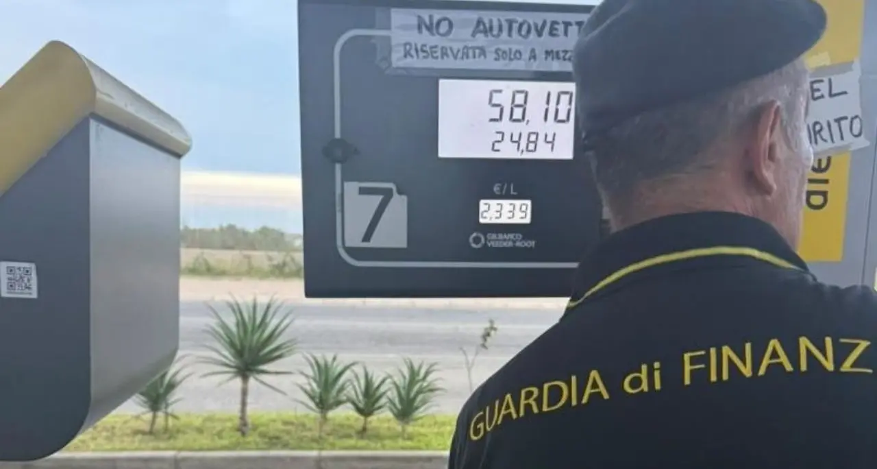 Gasolio annacquato a un distributore di Crotone,\u00A0sequestrati 13mila litri di carburante e gestore denunciato\n