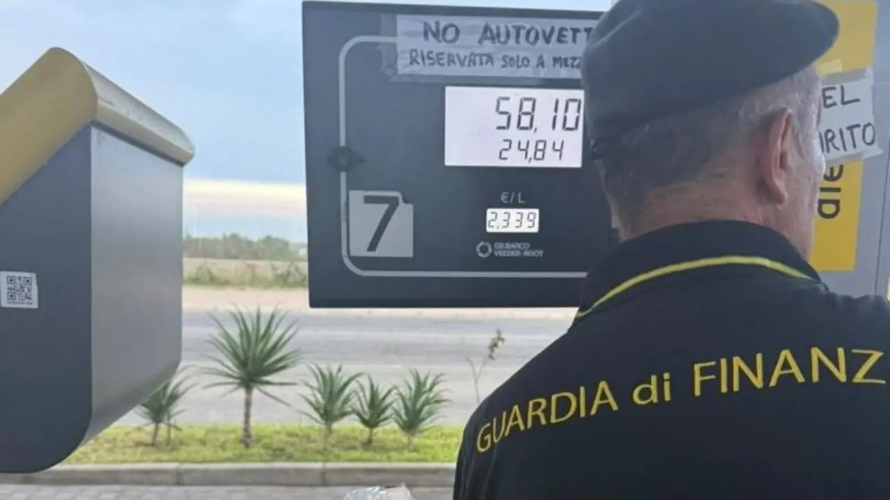 Gasolio annacquato a un distributore di Crotone,\u00A0sequestrati 13mila litri di carburante e gestore denunciato\n