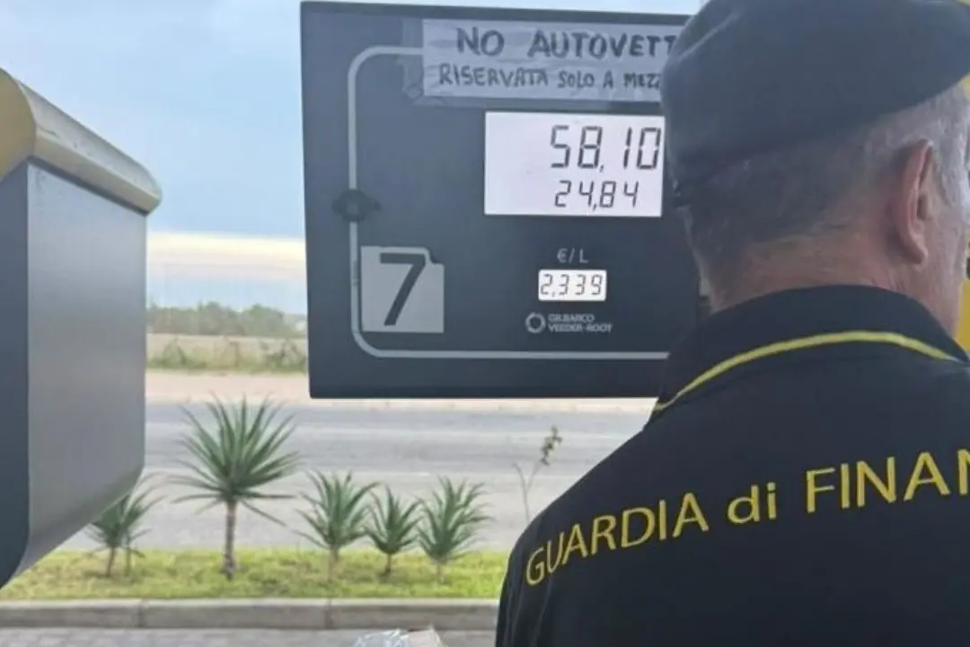 Gasolio annacquato a un distributore di Crotone,\u00A0sequestrati 13mila litri di carburante e gestore denunciato\n