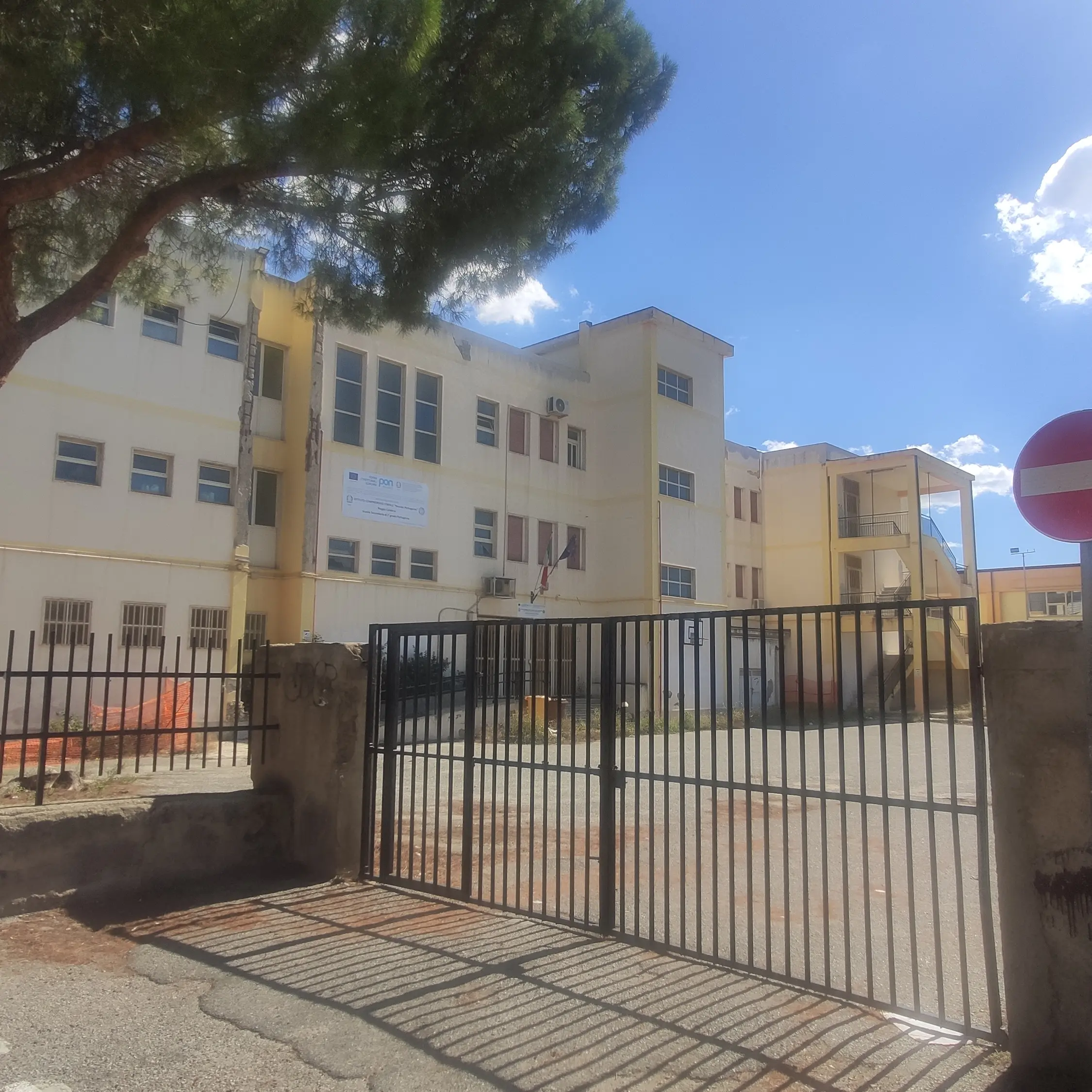 Ravagnese, la scuola Pythagoras chiusa da tre anni torna al centro del dibattito: il Comitato chiede a Cannizzaro risorse per una nuova sede\n