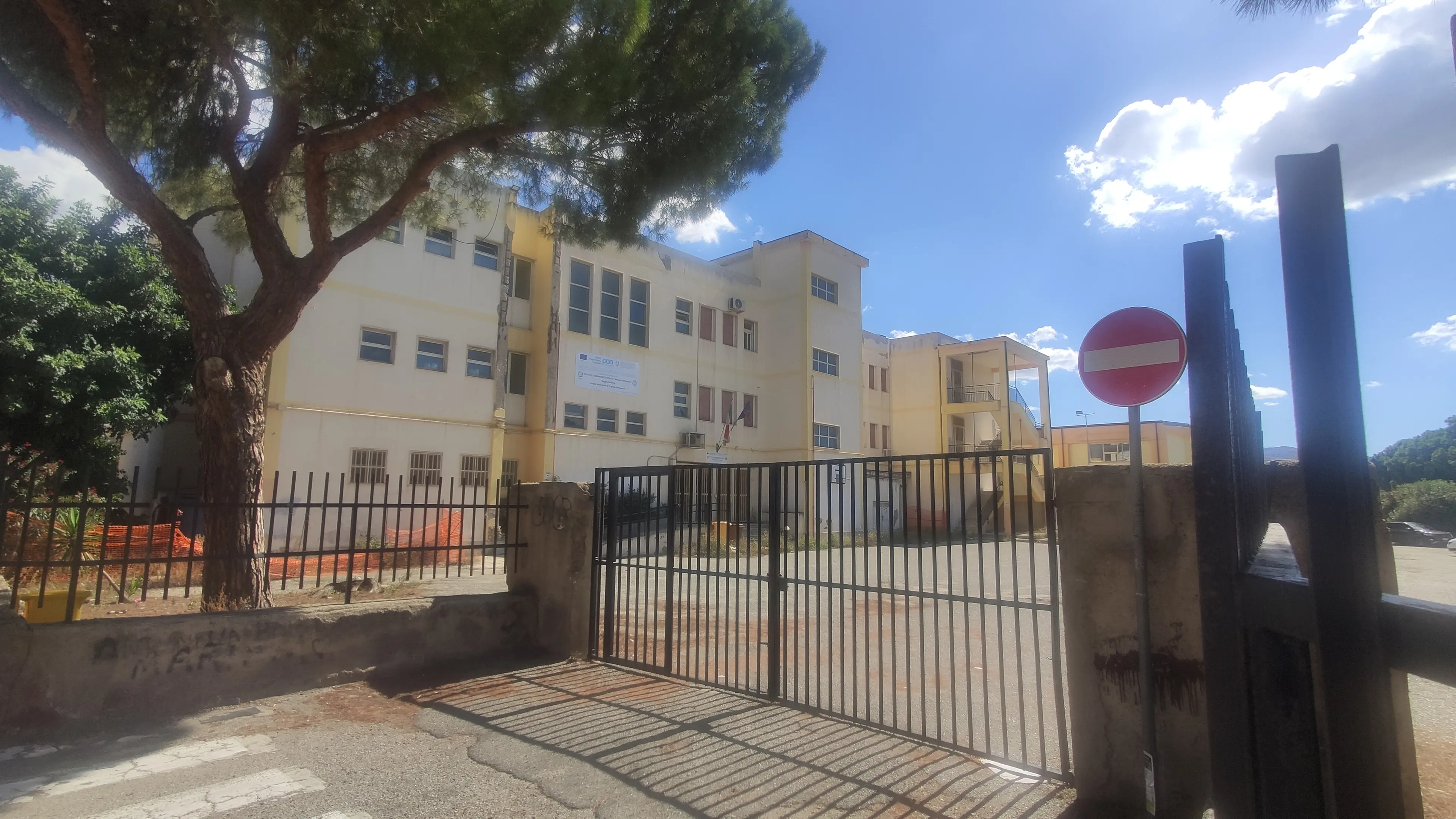 Ravagnese, la scuola Pythagoras chiusa da tre anni torna al centro del dibattito: il Comitato chiede a Cannizzaro risorse per una nuova sede\n