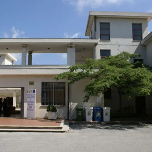 <p>Il 14enne che aveva pianificato un’aggressione alla prof era stato bocciato due volte. L’insegnante oggi è a casa: «Era turbata»</p>