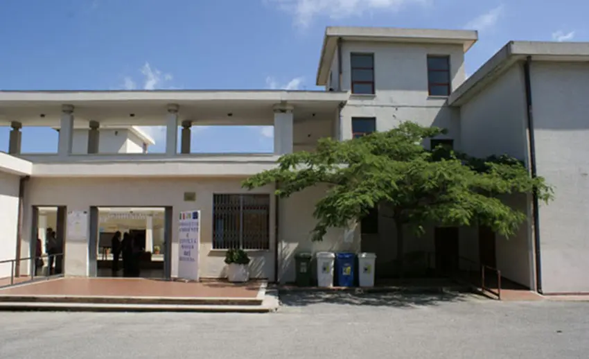 Lamezia, il 14enne che aveva pianificato un’aggressione alla prof\u00A0era stato bocciato due volte. L’insegnante oggi\u00A0è\u00A0a casa: «Era turbata»\n