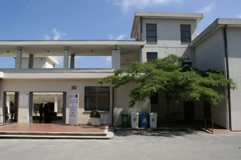 <p>Il 14enne che aveva pianificato un’aggressione alla prof era stato bocciato due volte. L’insegnante oggi è a casa: «Era turbata»</p>