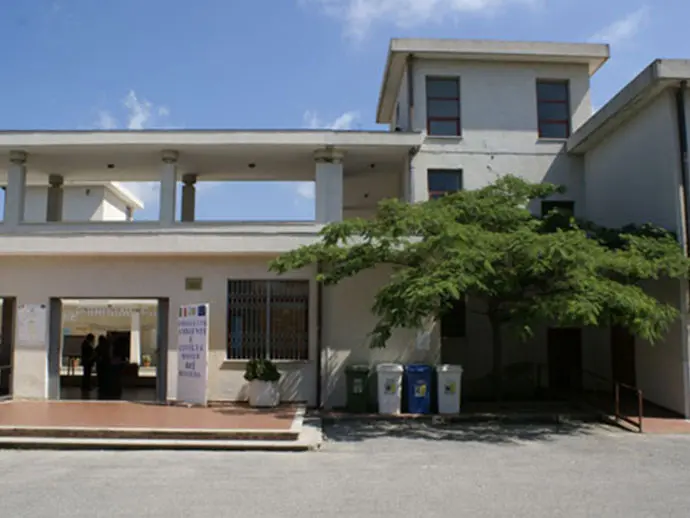 Lamezia, il 14enne che aveva pianificato un’aggressione alla prof era stato bocciato due volte. L’insegnante oggi è a casa: «Era turbata»
