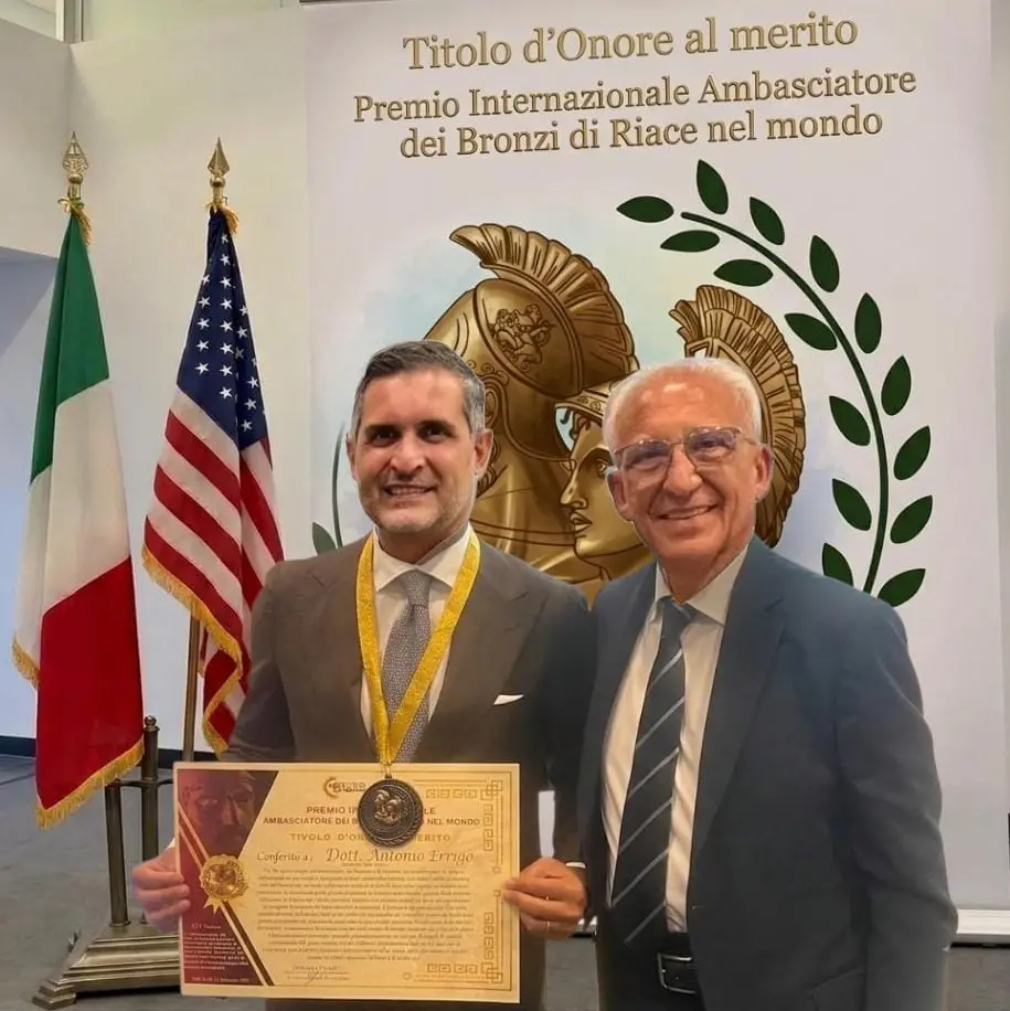 New York, Antonio Errigo premiato come “Ambasciatore dei Bronzi di Riace nel Mondo”: da Brooklyn un ponte tra Calabria e comunità italiane\n