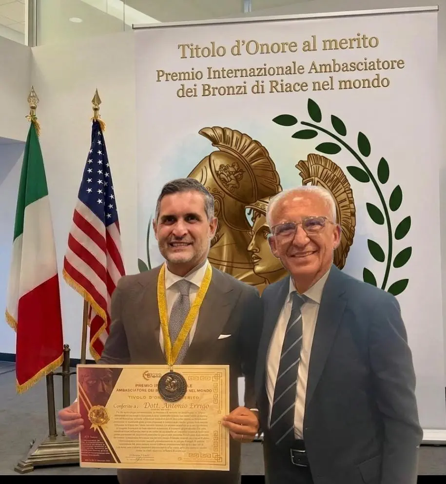 New York, Antonio Errigo premiato come “Ambasciatore dei Bronzi di Riace nel Mondo”: da Brooklyn un ponte tra Calabria e comunità italiane\n