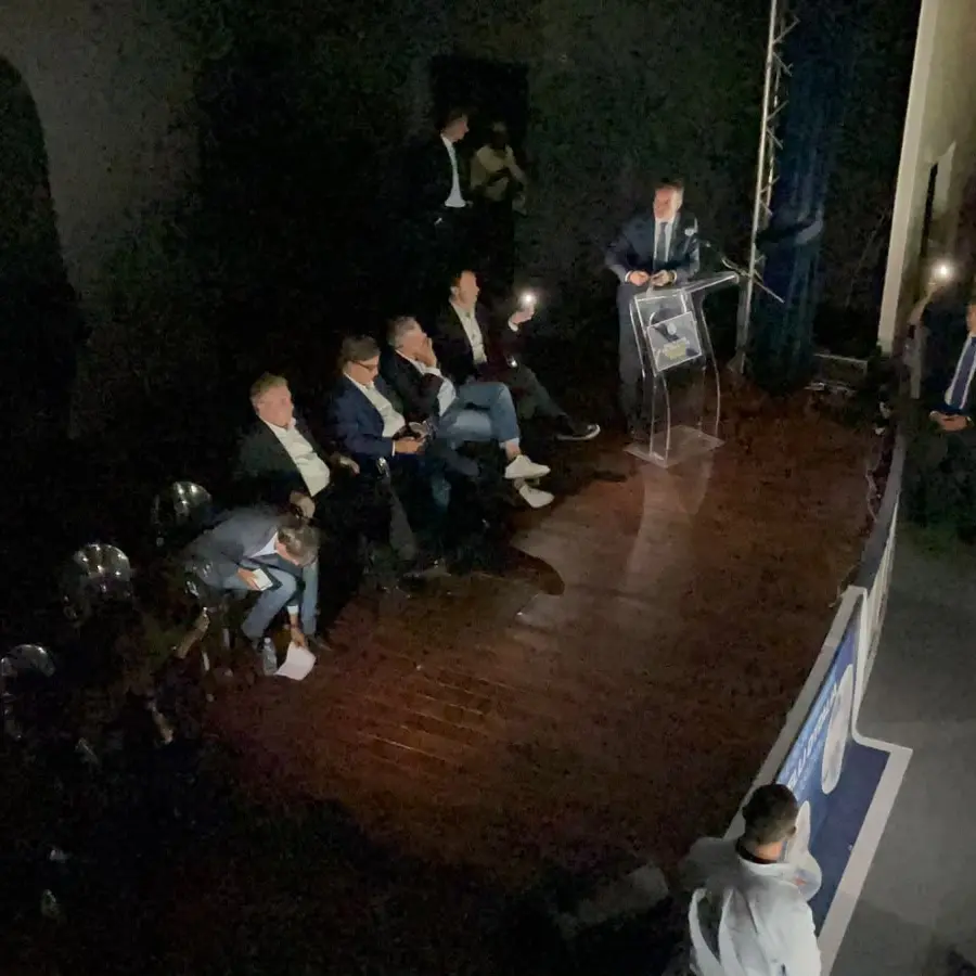 Blackout a Locri, Occhiuto a lume di candela: «Ridiamo luce alla Locride»\n