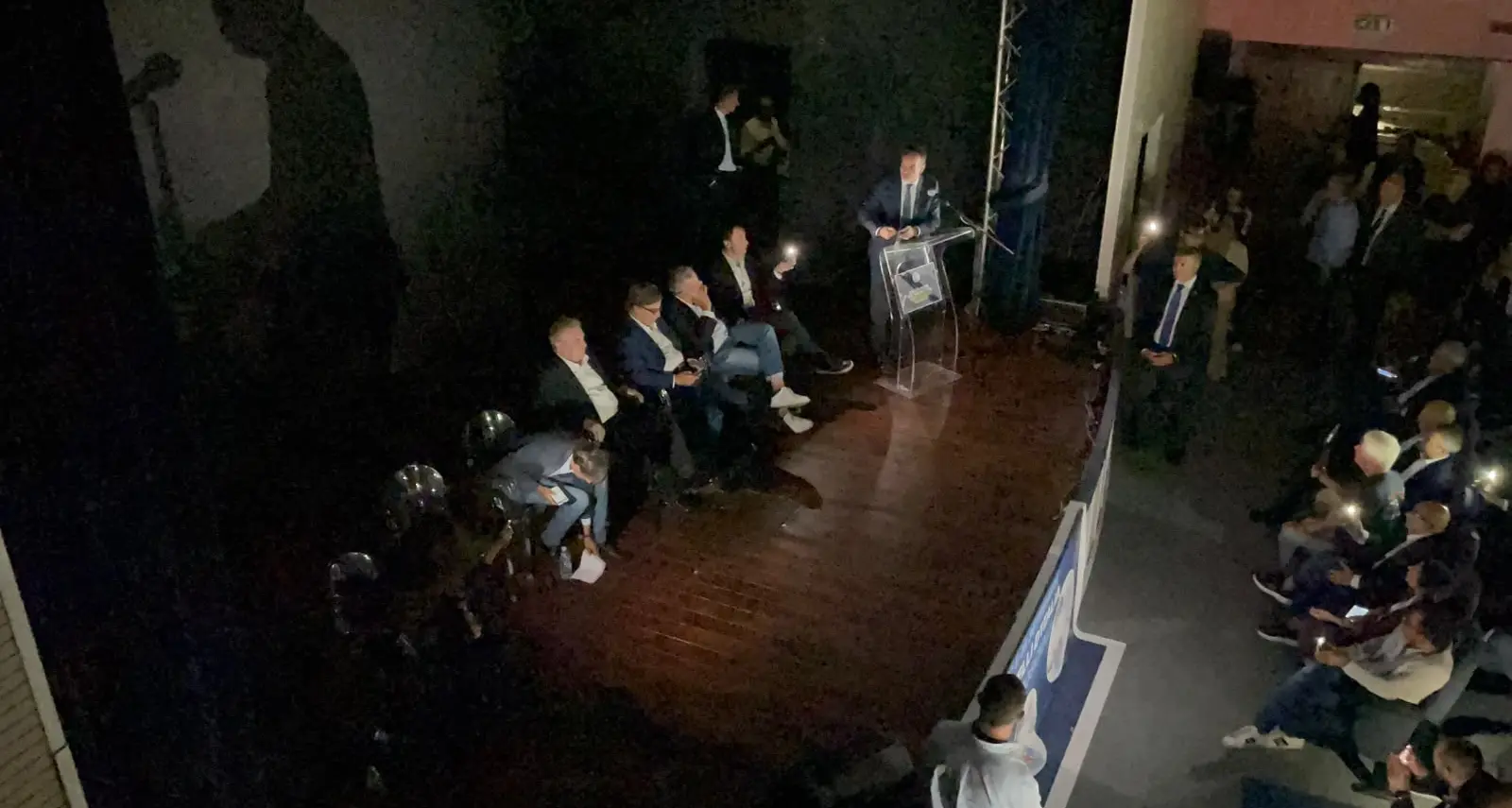 Blackout a Locri, Occhiuto a lume di candela: «Ridiamo luce alla Locride»\n
