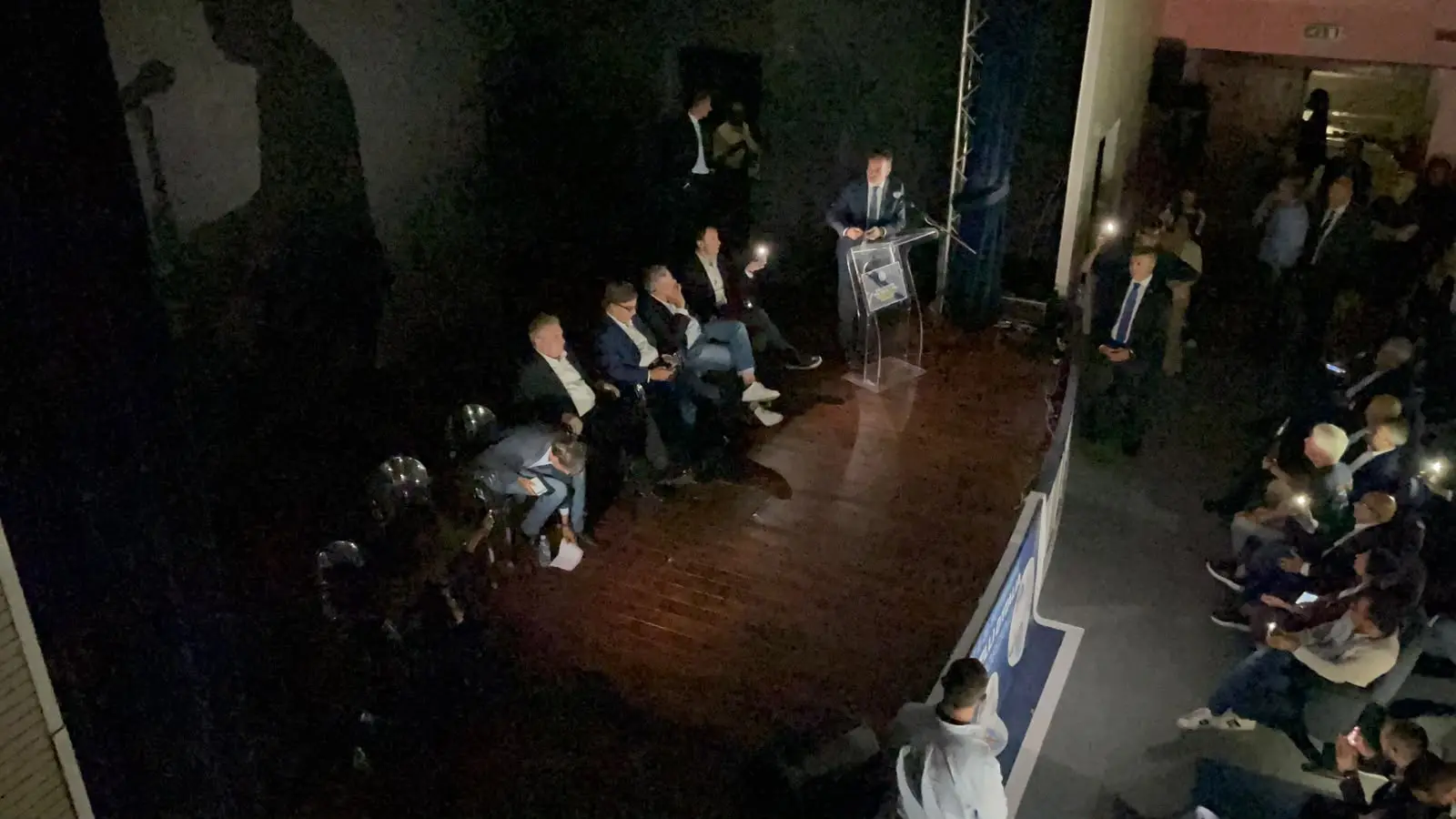 Blackout a Locri, Occhiuto a lume di candela: «Ridiamo luce alla Locride»\n