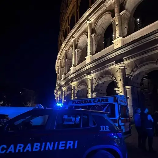 Tragedia al Colosseo, operaio di 22 anni precipita da 10 metri e muore: stava lavorando al nuovo impianto di illuminazione\n