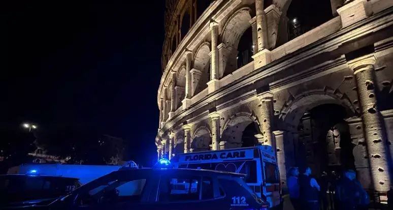 Tragedia al Colosseo, operaio di 22 anni precipita da 10 metri e muore: stava lavorando al nuovo impianto di illuminazione\n