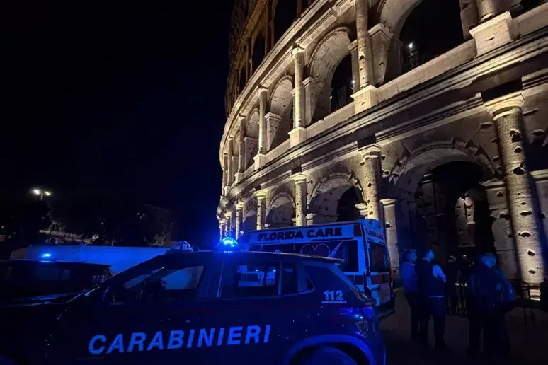 Tragedia al Colosseo, operaio di 22 anni precipita da 10 metri e muore: stava lavorando al nuovo impianto di illuminazione\n