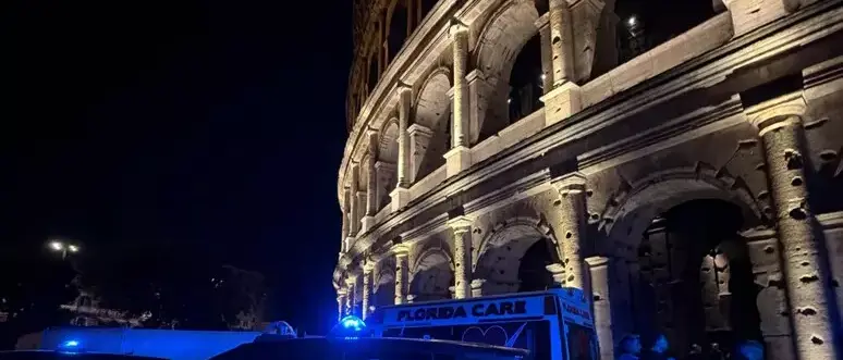 Tragedia al Colosseo, operaio di 22 anni precipita da 10 metri e muore: stava lavorando al nuovo impianto di illuminazione\n