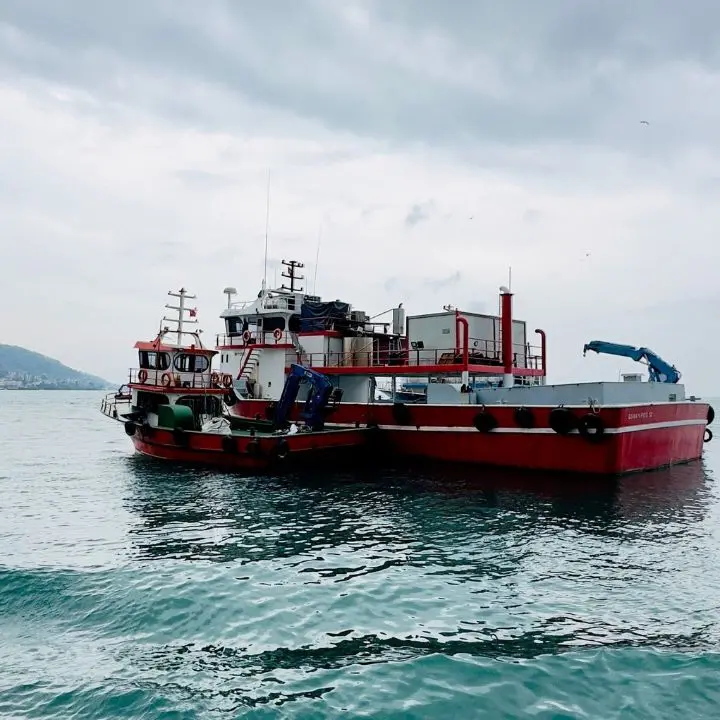 <p>Caro carburante, armatori pronti a bloccare lo Stretto: 100 pescherecci tra Sicilia e Calabria il 22 ottobre</p>