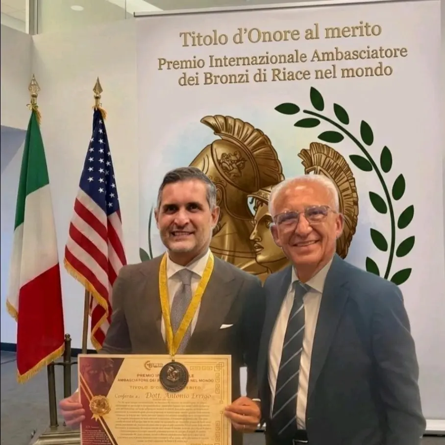 Antonio Errigo premiato a New York come Ambasciatore dei Bronzi di Riace nel Mondo: «Porterò con me il nome di Reggio Calabria»\n