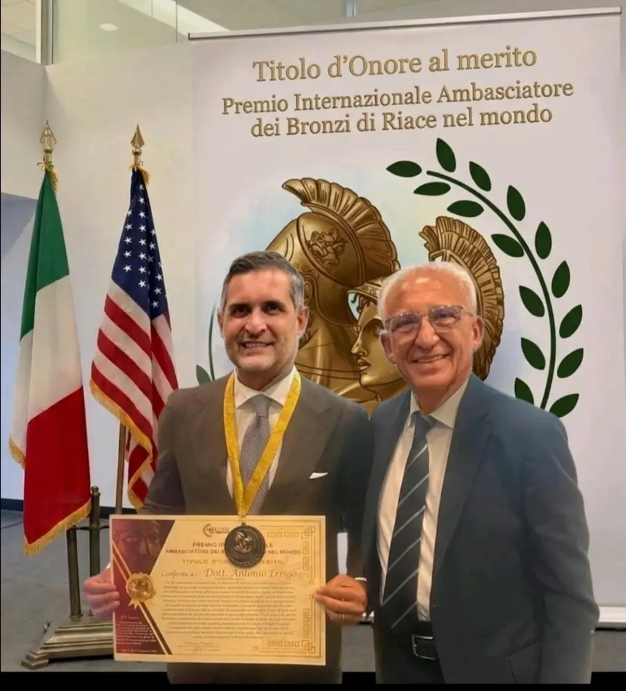 Antonio Errigo premiato a New York come Ambasciatore dei Bronzi di Riace nel Mondo: «Porterò con me il nome di Reggio Calabria»\n