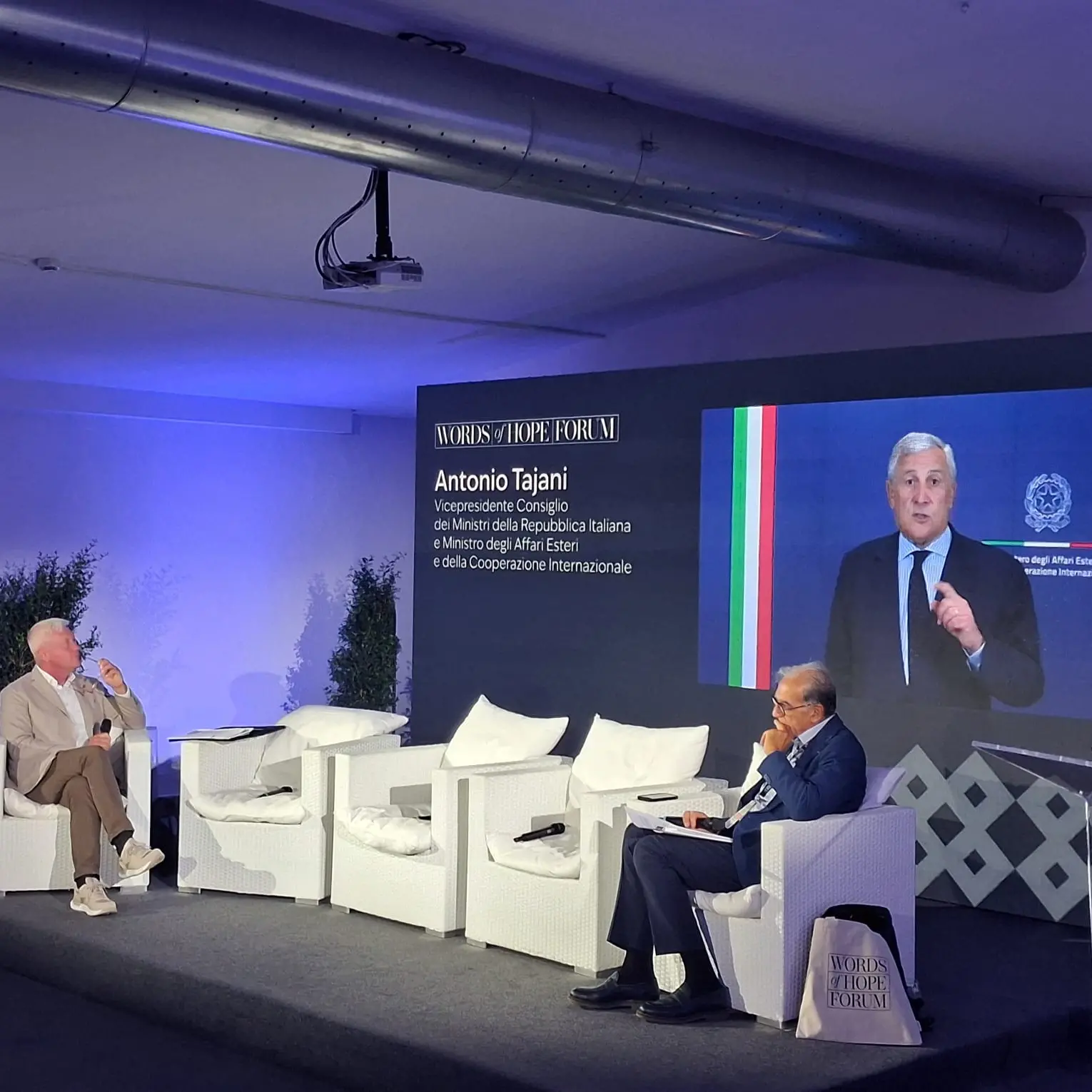 Intelligenza artificiale, dalla Calabria il confronto sull’innovazione. Tajani:\u00A0\u00A0«Questa regione è una grande piattaforma di innovazione»\n