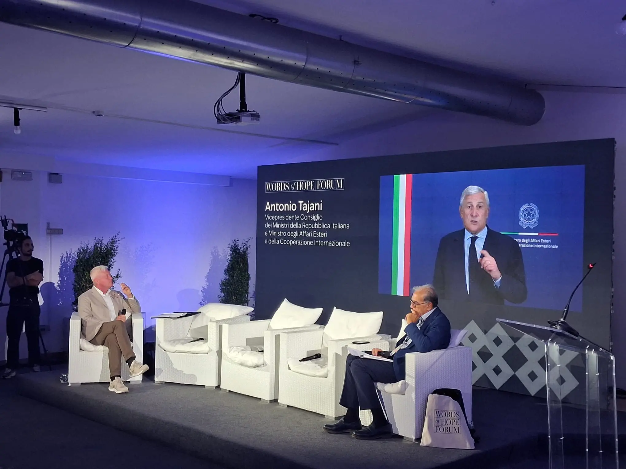 Intelligenza artificiale, dalla Calabria il confronto sull’innovazione. Tajani:\u00A0\u00A0«Questa regione è una grande piattaforma di innovazione»\n