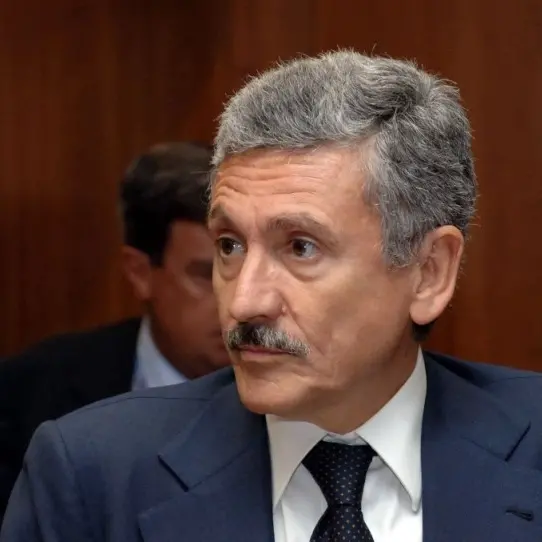 <p>D’Alema torna in campo e prova a disinnescare le primarie: i sindaci come terza via tra Schlein e Conte</p>