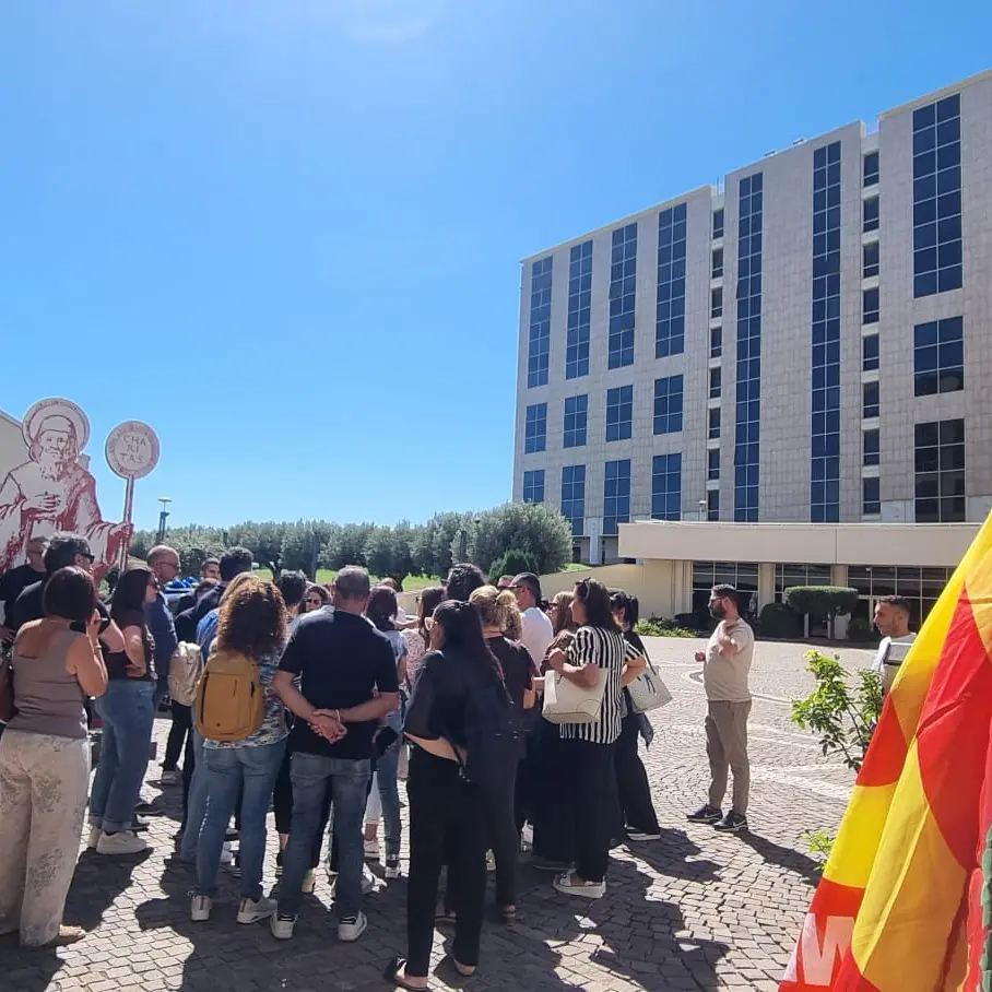 Oss idonei, protesta alla Cittadella regionale a Catanzaro: «Le corsie sono vuote, gli uffici colmi»\n