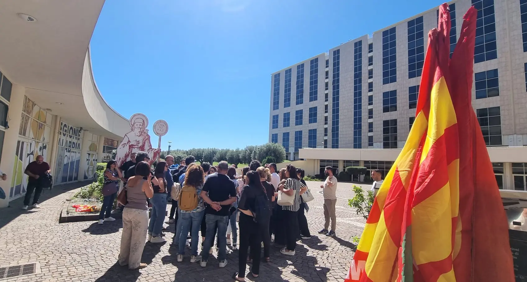 Oss idonei, protesta alla Cittadella regionale a Catanzaro: «Le corsie sono vuote, gli uffici colmi»\n