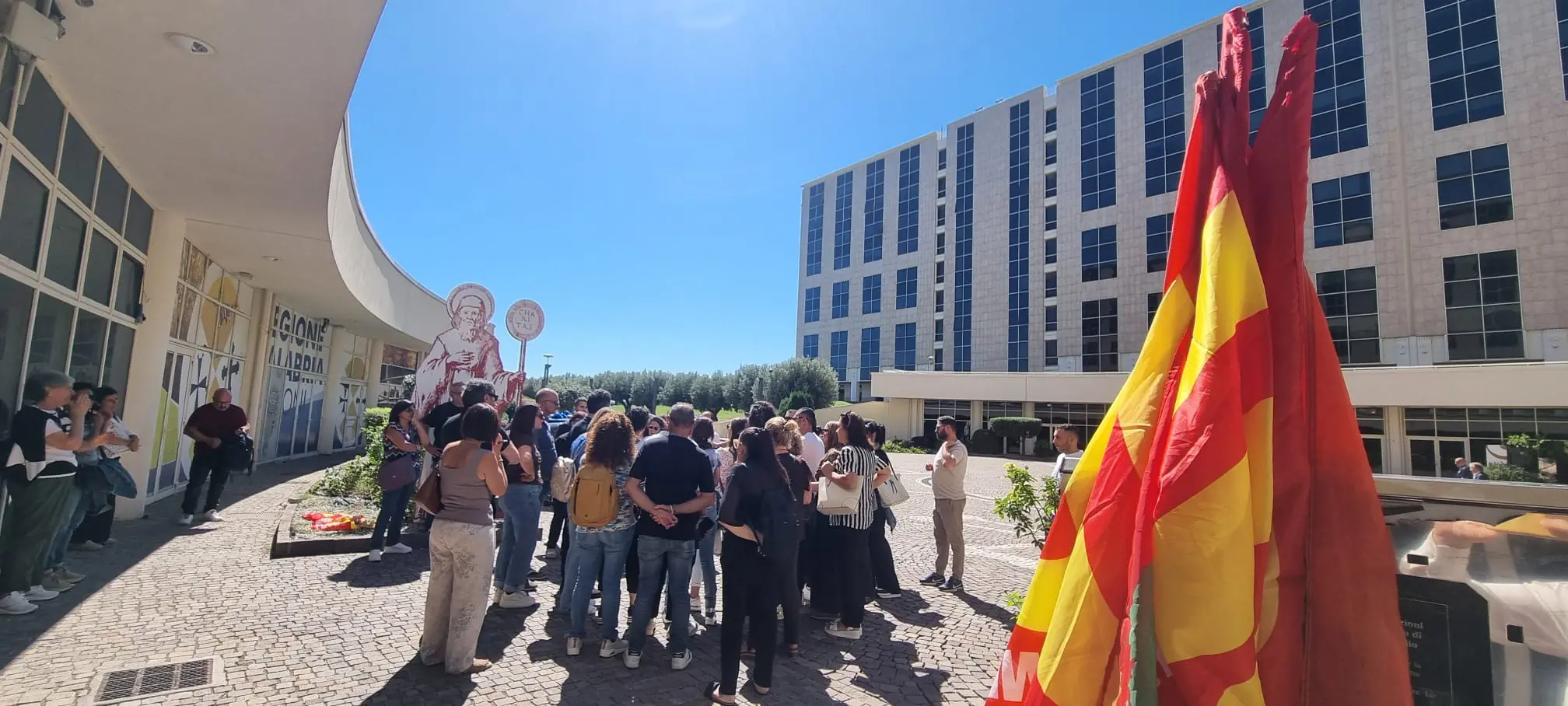 Oss idonei, protesta alla Cittadella regionale a Catanzaro: «Le corsie sono vuote, gli uffici colmi»\n