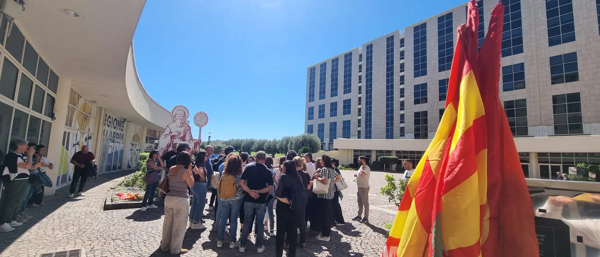 Oss idonei, protesta alla Cittadella regionale a Catanzaro: «Le corsie sono vuote, gli uffici colmi»\n