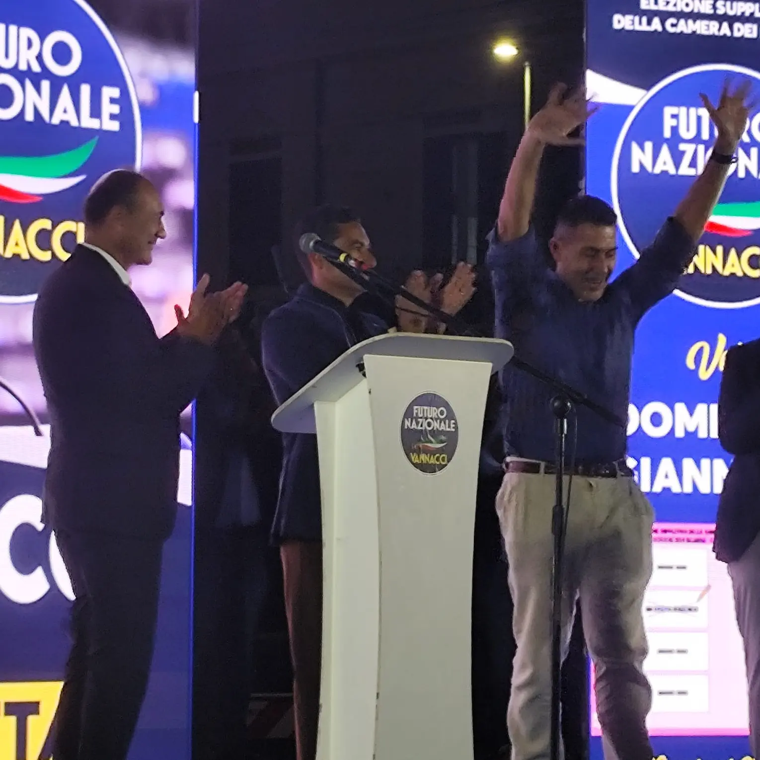 Vannacci a piazza Duomo: «La nostra è una destra di principi e valori, oggi è quasi un presagio per le politiche»\n