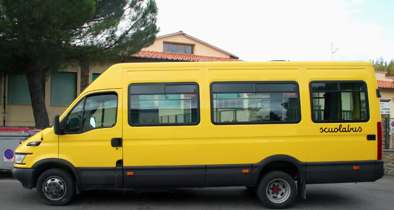 A Zungri\u00A0scuolabus ancora in officina nonostante l’inizio delle lezioni, famiglie in difficoltà: «Ogni anno la stessa storia»\n