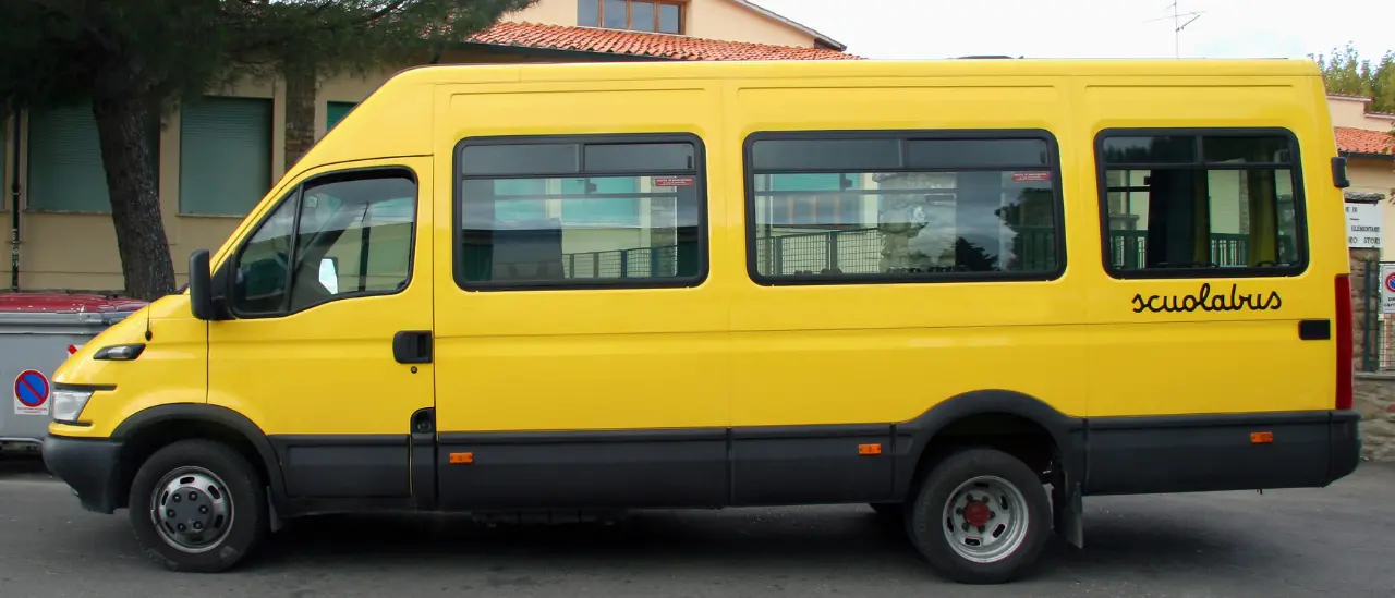 A Zungri\u00A0scuolabus ancora in officina nonostante l’inizio delle lezioni, famiglie in difficoltà: «Ogni anno la stessa storia»\n