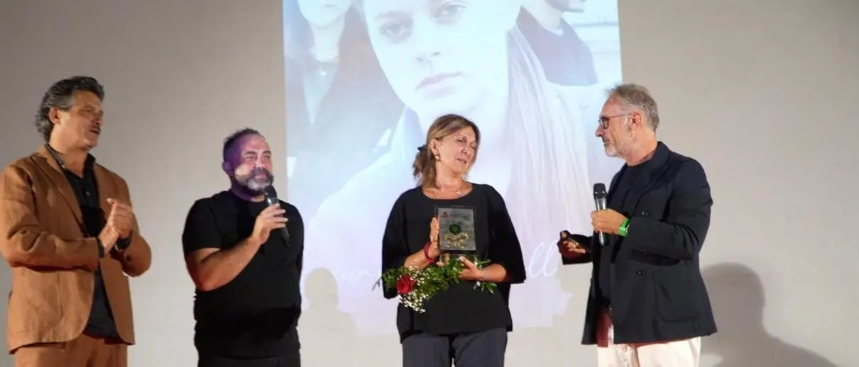 Isabella Leoni premiata con il Bergamotto d’argento: «Qualcosa di Lilla» porta la bulimia sullo schermo\n