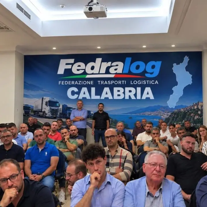 <p>Caro carburante, si fermano per protesta gli autotrasportatori calabresi: braccia incociate il 9 ottobre</p>