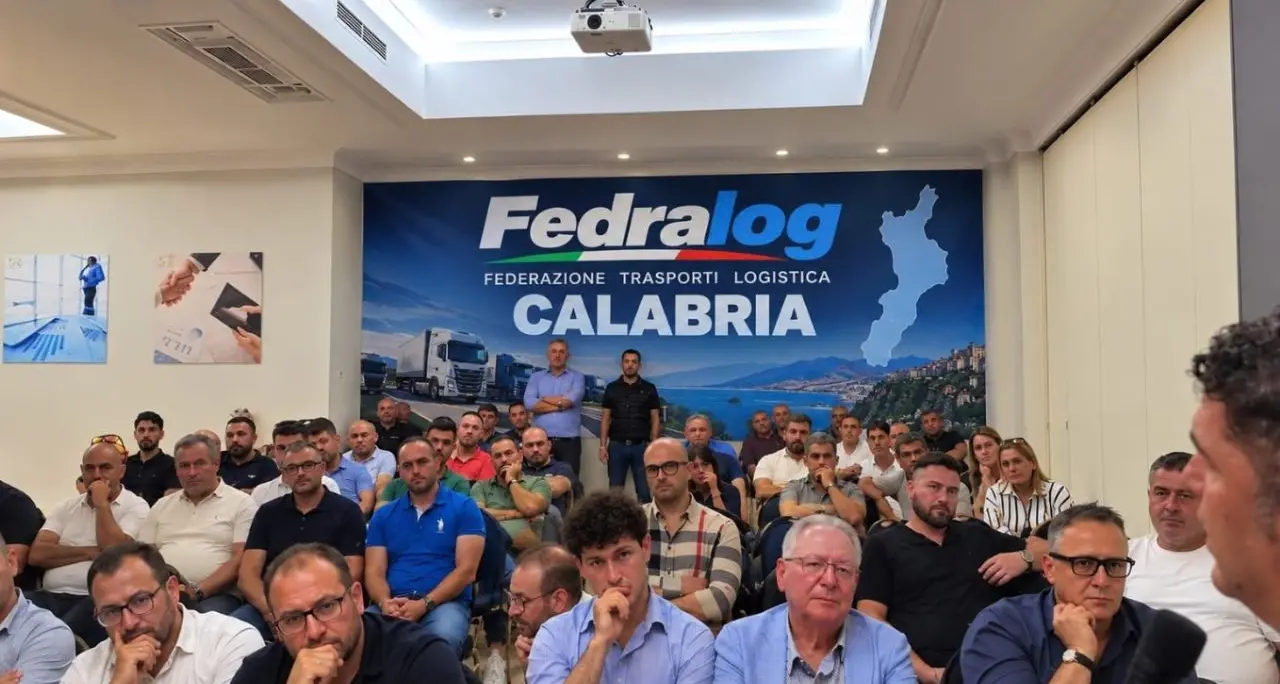 Caro carburante, autotrasporto al collasso in Calabria: scatta il fermo, servizi sospesi il 9 ottobre