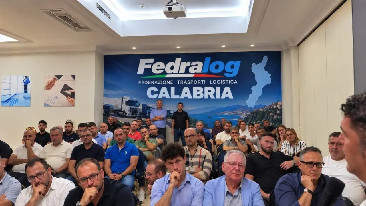 Caro carburante, autotrasporto al collasso in Calabria: scatta il fermo, servizi sospesi il 9 ottobre