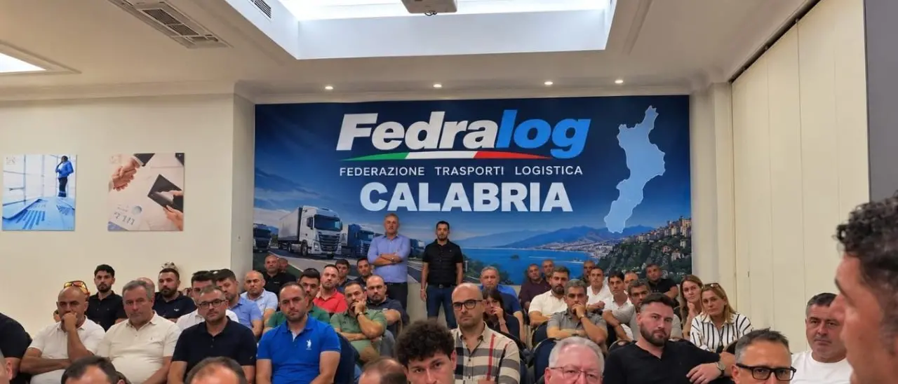 Caro carburante, autotrasporto al collasso in Calabria: scatta il fermo, servizi sospesi il 9 ottobre