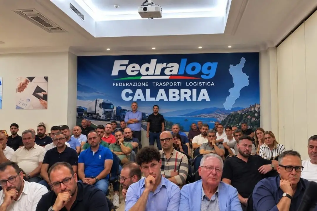 Caro carburante, autotrasporto al collasso in Calabria: scatta il fermo, servizi sospesi il 9 ottobre