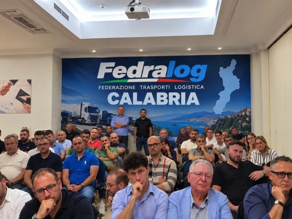 Caro carburante, autotrasporto al collasso in Calabria: scatta il fermo, servizi sospesi il 9 ottobre