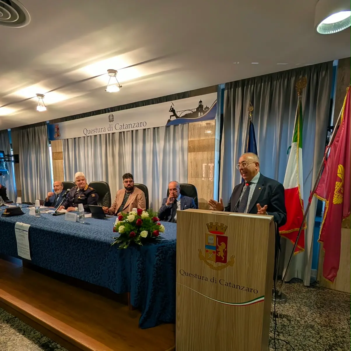 Il Compartimento della Polizia Stradale per la Calabria ricorda l’Assistente Capo Coordinatore scomparso nel 2020 Vincenzo Rotella\n