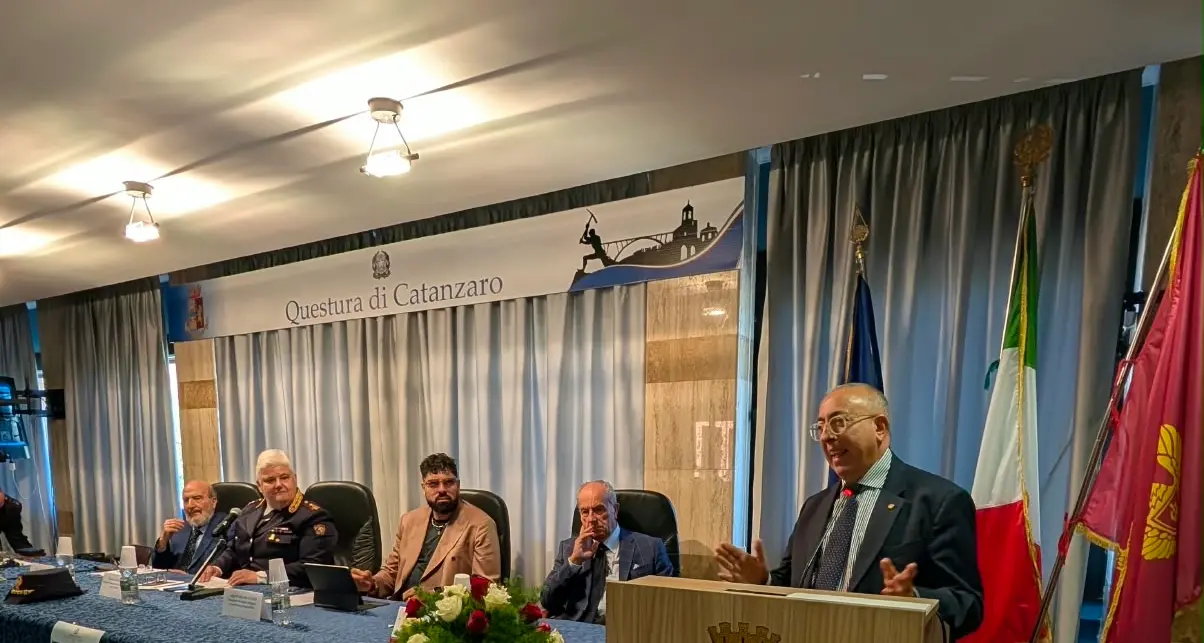 Il Compartimento della Polizia Stradale per la Calabria ricorda l’Assistente Capo Coordinatore scomparso nel 2020 Vincenzo Rotella\n