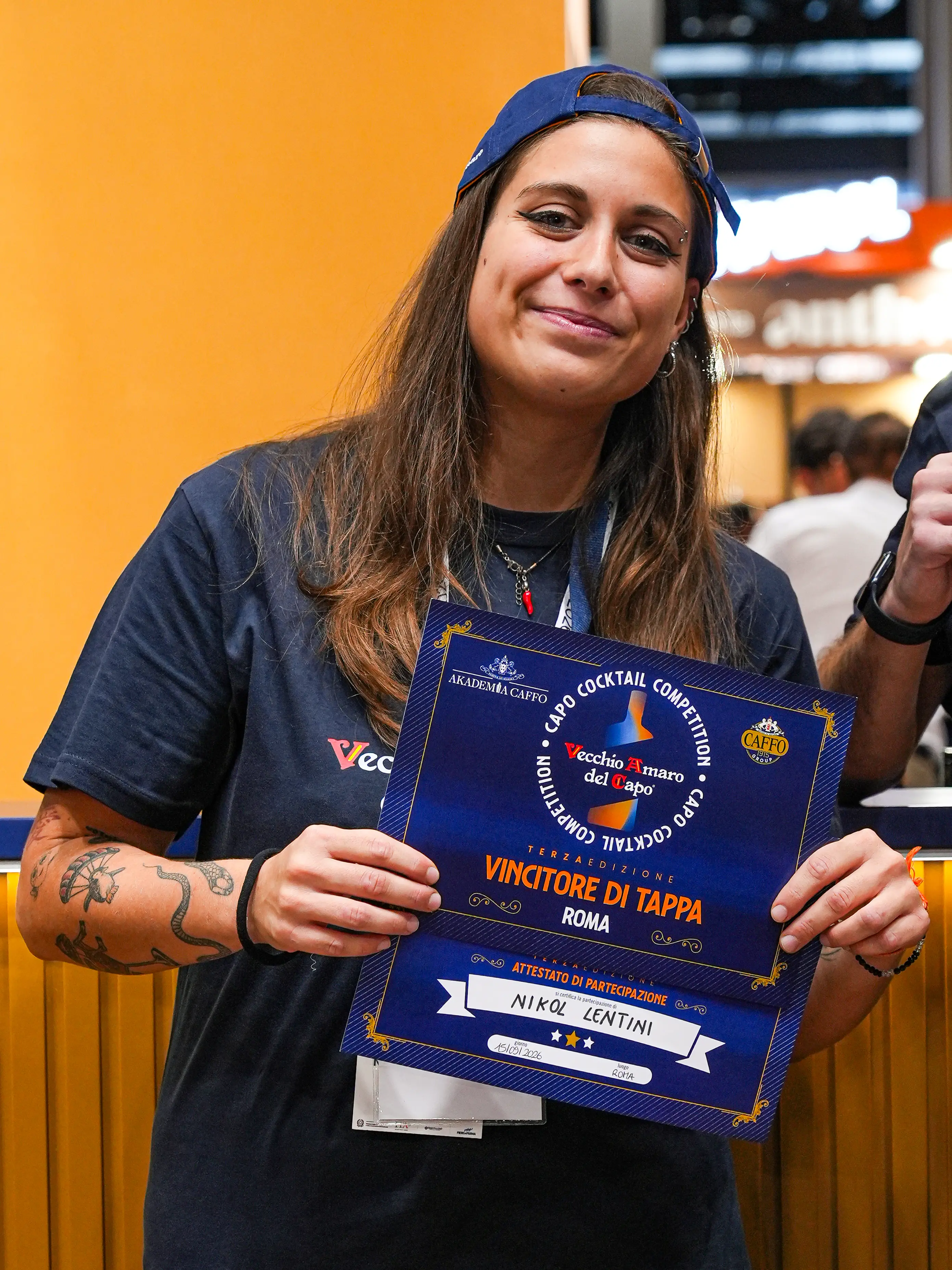 Nikol Lentini autrice del cocktail ‘Il Belvedere’ Ricetta: - Vecchio Amaro del Capo Piccante — 50 ml - Succo di lime — 25 ml - Purea di fico d'india — 25 ml - ingrediente homemade: Aria a base di liquore al cioccolato bianco e infuso di mandorla tostata