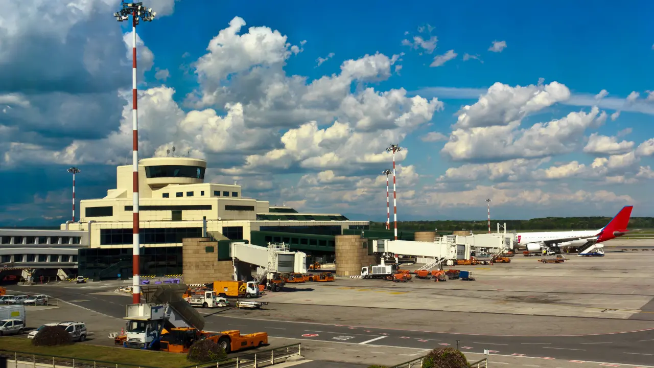 <p>L'aeroporto di Malpensa</p>\\n
