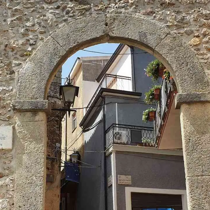 Dalle streghe cantate\u00A0da Michielin alla persecuzione dei valdesi: in Magia bianca anche un pezzo di storia di Calabria\n