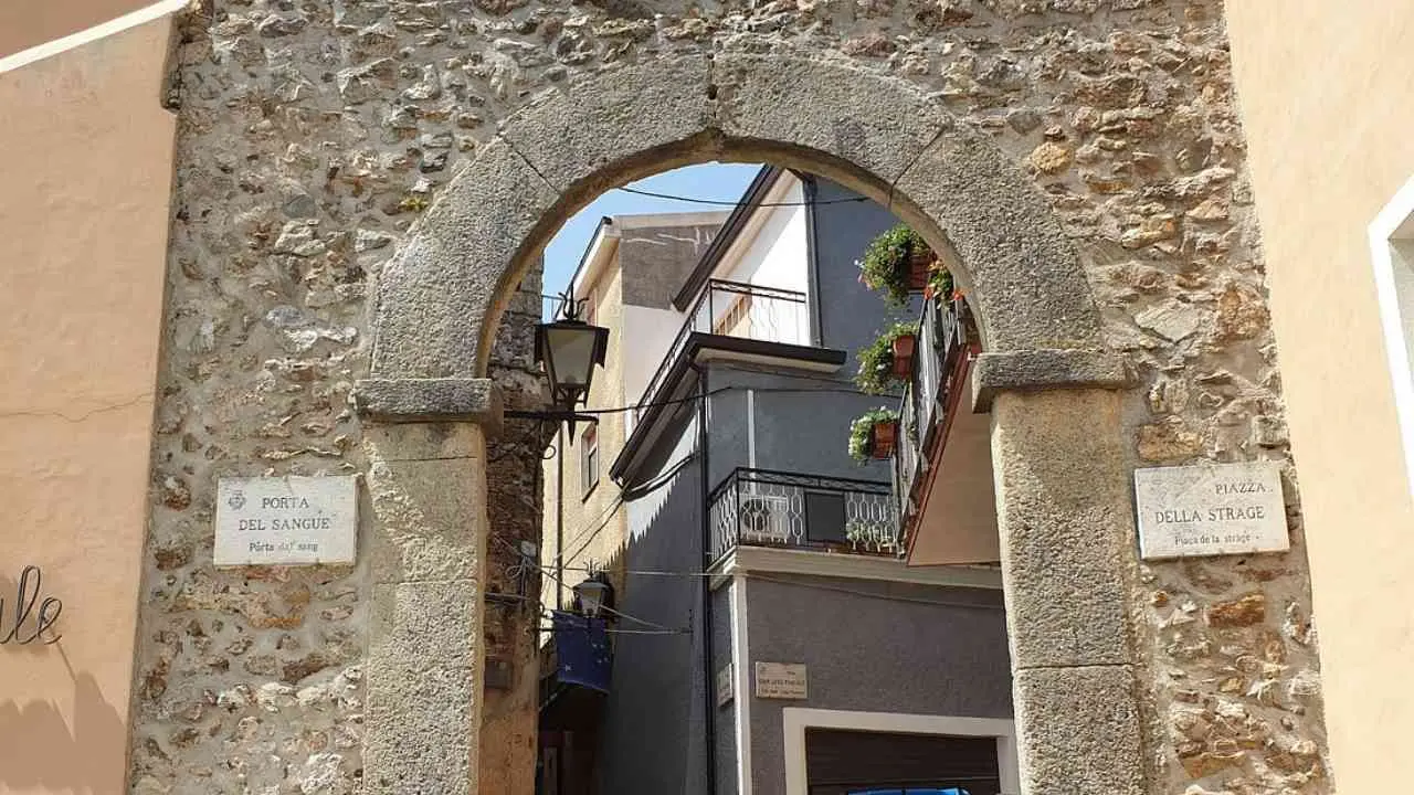 <p>La Porta del sangue a Guardia Piemontese</p>\\n