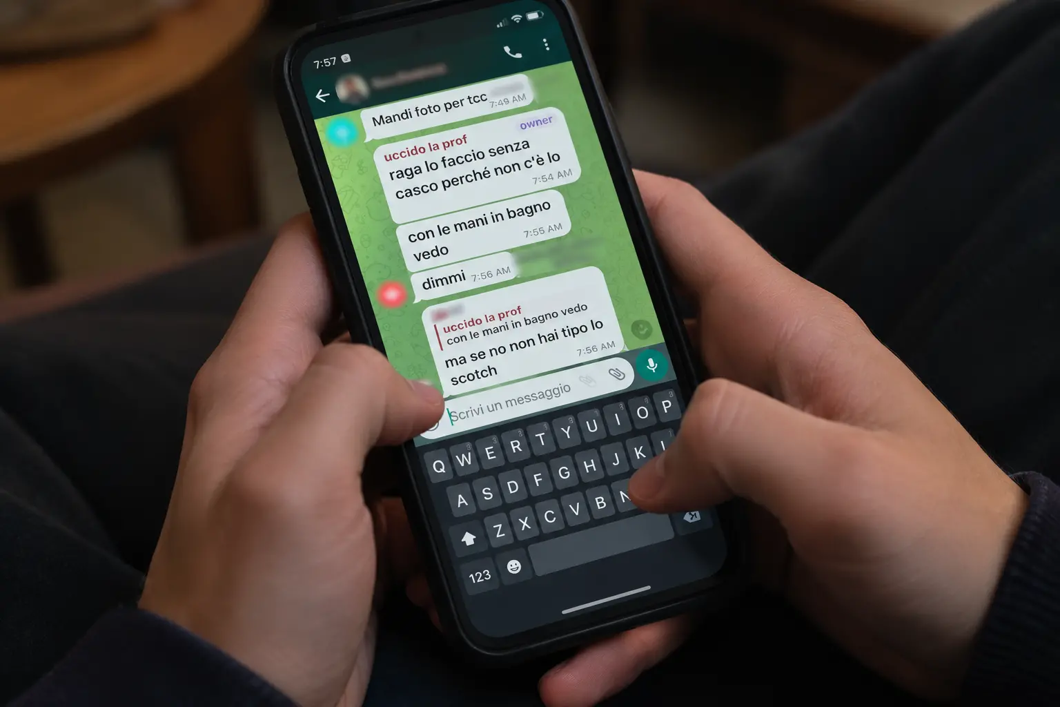 Sventato accoltellamento in una\u00A0scuola di Lamezia,\u00A0le richieste di foto nella chat:\u00A0«Lo faccio ma non ho il casco»\n